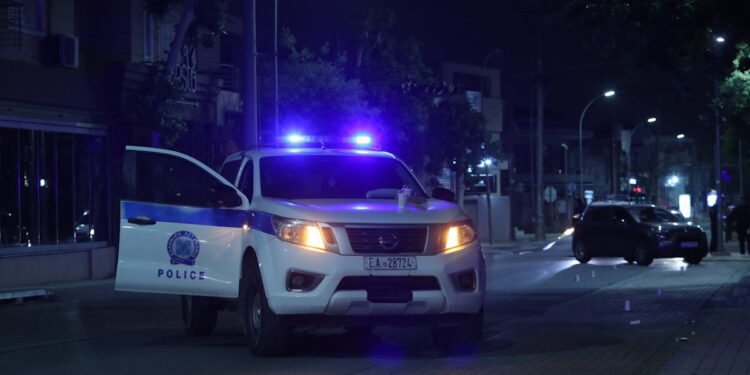 Πρώην αστυνομικός λέει ότι η σύζυγός του εξαφανίστηκε με τα παιδιά τους – Η γυναίκα του κάνει καταγγελία για ενδοοικογενειακή βία