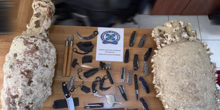 Βουλιαγμένη: Μυστήριο με 47χρονο – Βρέθηκαν μαχαίρια και αρχαίοι αμφορείς στο σπίτι του