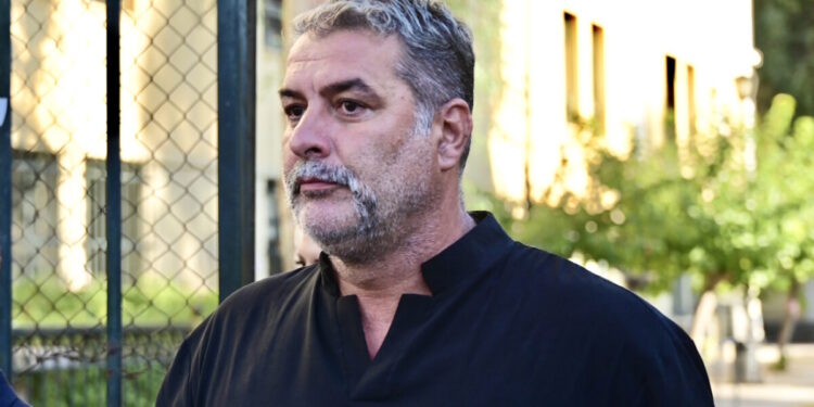 Ο Βασίλης Μπισμπίκης επισκέφθηκε τον Πάνο Ρούτσι στο Σύνταγμα