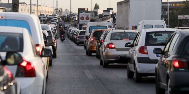 Κίνηση στους δρόμους: Καθυστερήσεις πάνω από 45 λεπτά στην  Αττική οδό στο ρεύμα προς αεροδρόμιο