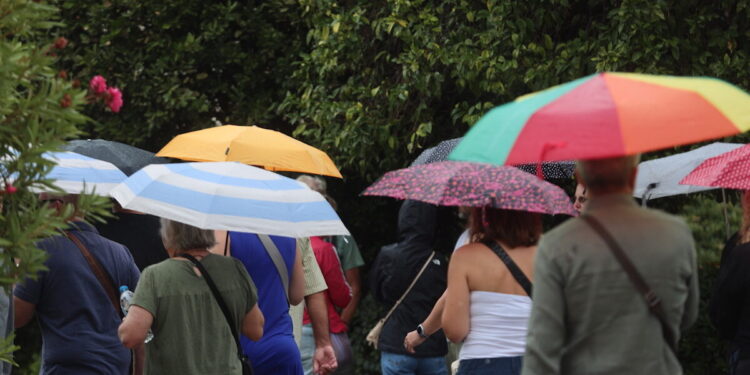 Βροχές και καταιγίδες τις επόμενες ώρες σε Πελοπόννησο, Κυκλάδες, Θράκη και Δωδεκάνησα