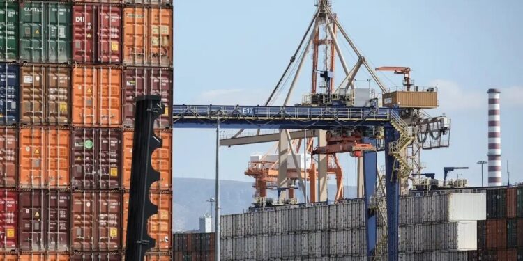 «Βουτιά» στο εμπορικό έλλειμμα τον Αύγουστο – Οι εισαγωγές μειώθηκαν ταχύτερα από τις εξαγωγές