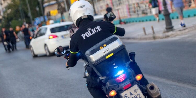 Θεσσαλονίκη: Βρέθηκε ο ταξιτζής που παρέσυρε μηχανή της Αστυνομίας και εγκατέλειψε τραυματισμένο τον οδηγό