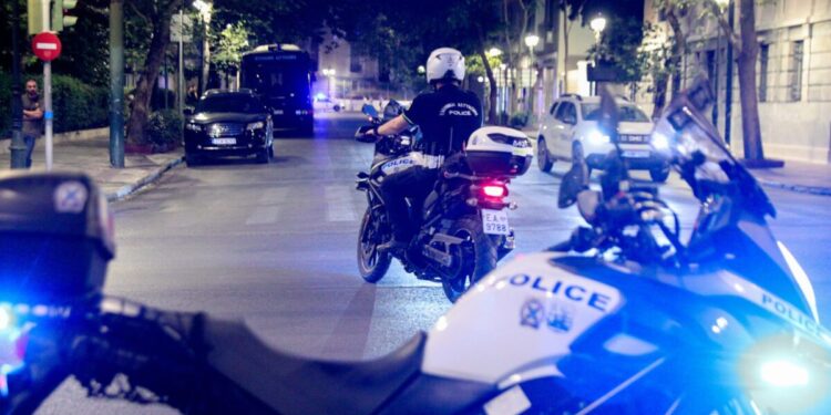 Πυροβολισμοί στην πλατεία Αγίου Κωνσταντίνου στην Ομόνοια – Στον νοσοκομείο ένας τραυματίας