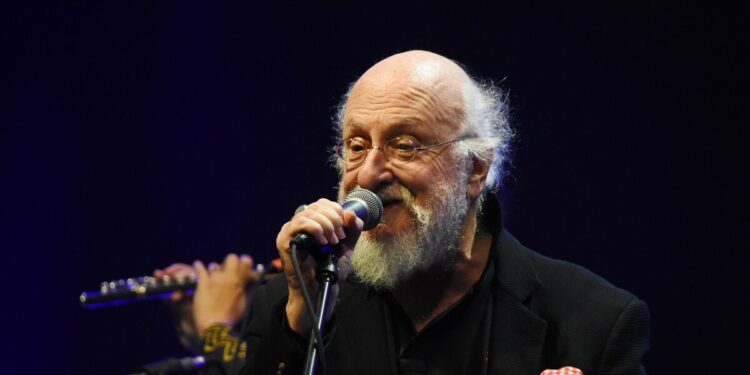 Διονύσης Σαββόπουλος: Τα τραγούδια που σημάδεψαν γενιές και εποχές – Από τη «Συννεφούλα» μέχρι το «Σου μιλώ και κοκκινίζεις»