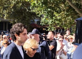 Κηδεία Διονύση Σαββόπουλου: Συντετριμμένη η οικογένεια του στην Μητρόπολη Αθηνών