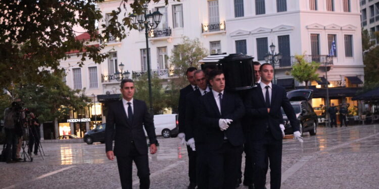 Διονύσης Σαββόπουλος: Στο παρεκκλήσι της Μητρόπολης Αθηνών η σορός του για το λαϊκό προσκύνημα