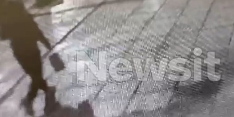 Έκρηξη στη ντισκοτέκ Jacky.O.: Η στιγμή που ο μαυροφορεμένος άνδρας κρατάει τη σακούλα με τη βόμβα – Βίντεο ντοκουμέντο