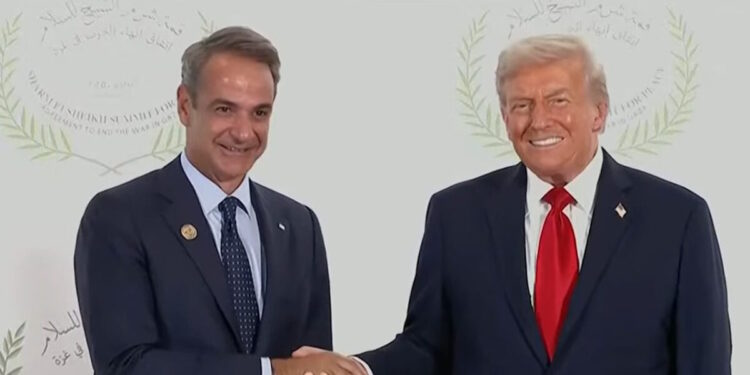 Η θερμή χειραψία Τραμπ και Μητσοτάκη στη Σύνοδο του Σαρμ Ελ Σέιχ για τη συμφωνία ειρήνης Ισραήλ – Χαμάς