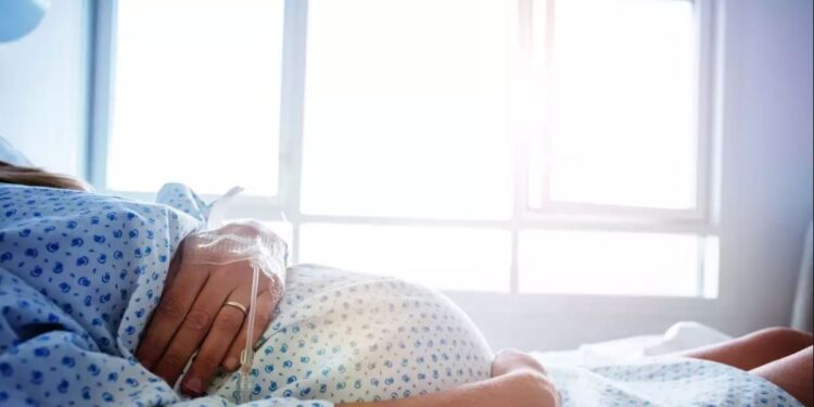 «Τη βρήκα γεμάτη στα αίματα» λέει η φίλη της εγκύου που δέχτηκε χτυπήματα με πηρούνι από τον σύζυγό της στο πρόσωπο