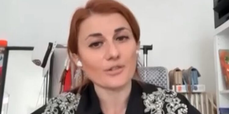 Ξεσπάει η εκπαιδευτικός που έκανε μήνυση σε ντελιβερά για λεκτική και σεξιστική επίθεση – «Με έφτυσε μπροστά στην κόρη μου»