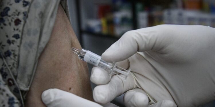 Ξεκινά από σήμερα ο εμβολιασμός κατά της γρίπης στα φαρμακεία: Διαθέσιμα και τα ρινικά εμβόλια για παιδιά