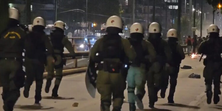 Επεισόδια έξω από την ισραηλινή πρεσβεία την ώρα της πορείας για την Παλαιστίνη