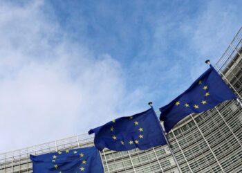 Καμπανάκι της Κομισιόν προς την Αθήνα για χαμηλότερη ανάπτυξη και είσπραξη εσόδων φέτος και το 2026