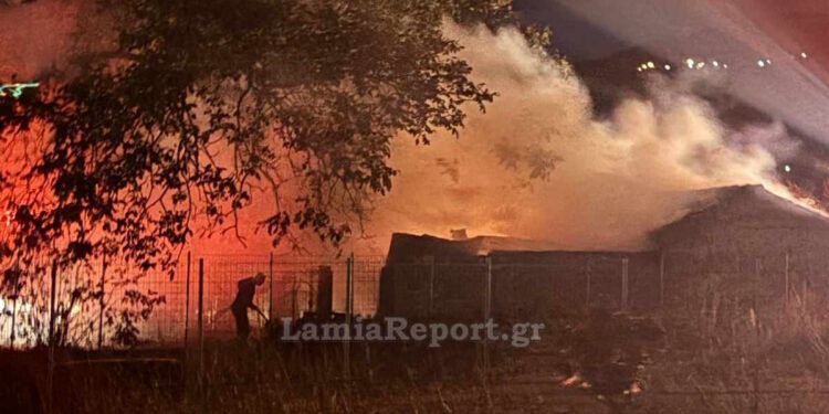 Φθιώτιδα: Φωτιά σε αποθήκη στη Μακρακώμη – Φωτογραφίες από τις καμένες εγκαταστάσεις