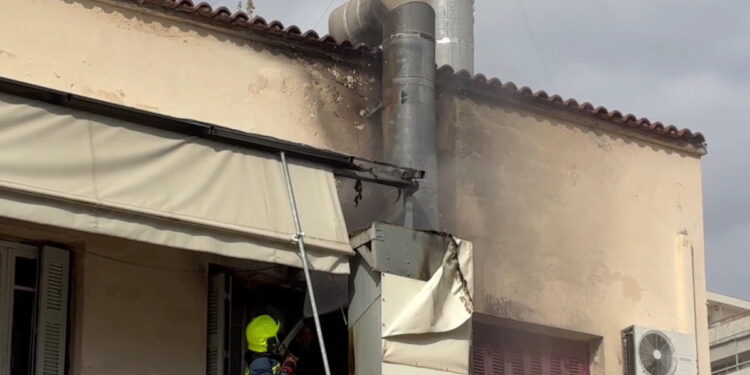 Υπό έλεγχο η φωτιά σε διαμέρισμα στα Άνω Πατήσια – Έγιναν εκρήξεις από φιάλες αερίου