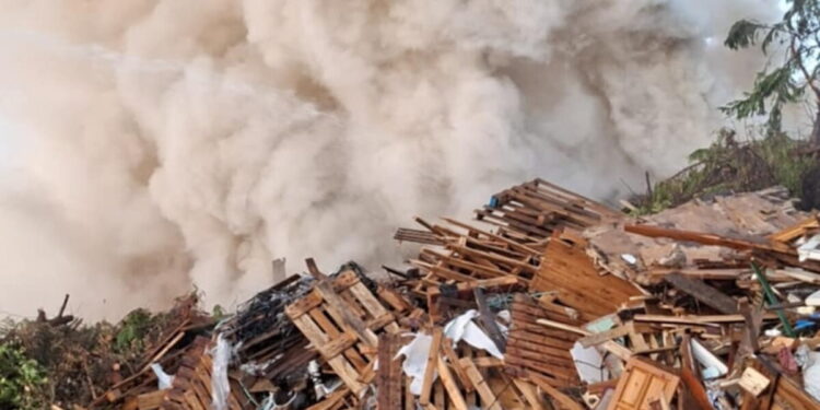 Σέρρες: Συναγερμός για φωτιά σε εργοστάσιο ανακύκλωσης, μεγάλη κινητοποίηση της πυροσβεστικής