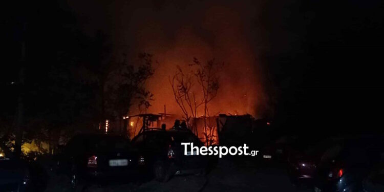 Θεσσαλονίκη: Φωτιά κοντά σε σπίτια, αποπνικτική η ατμόσφαιρα – «Έριχναν πυροτεχνήματα»