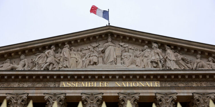 Πολιτική κρίση στη Γαλλία: Μπροστά στην «κρησάρα» νέων αξιολογήσεων το δημόσιο χρέος της χώρας – Έρχεται πέλεκυς από Μοοdy’s και S&P