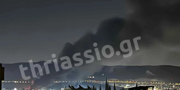 Φωτιά στον Ασπρόπυργο δίπλα σε πίστα καρτ – Ακούγονται εκρήξεις