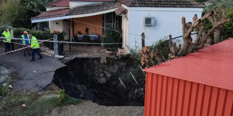 Απίστευτες εικόνες στην Αιτωλοακαρνανία – Άνοιξε κρατήρας ανάμεσα σε σπίτια (φωτό)