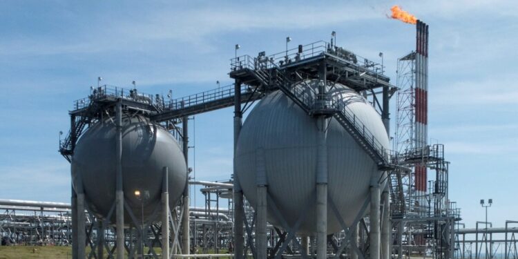 Η Βρετανία επιβάλλει κυρώσεις στις μεγαλύτερες πετρελαϊκές εταιρείες της Ρωσίας και στον τερματικό σταθμό LNG της Κίνας