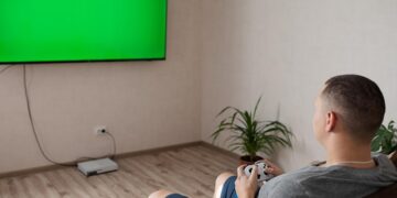 Τζάκι και τηλεόραση στο ίδιο σαλόνι: πώς δένουν με τα έπιπλα σπιτιού και το έπιπλο τηλεόρασης