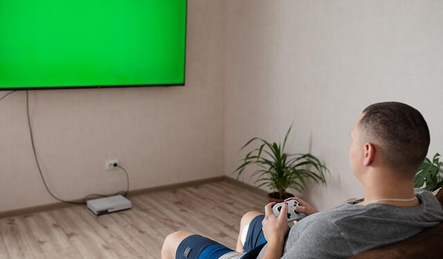 Τζάκι και τηλεόραση στο ίδιο σαλόνι: πώς δένουν με τα έπιπλα σπιτιού και το έπιπλο τηλεόρασης