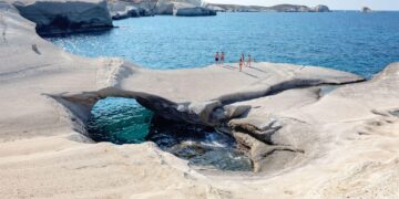 Μήλος – Πώς να απολαύσετε τις μυστικές ακτές του νησιού με την ενοικίαση σκάφους