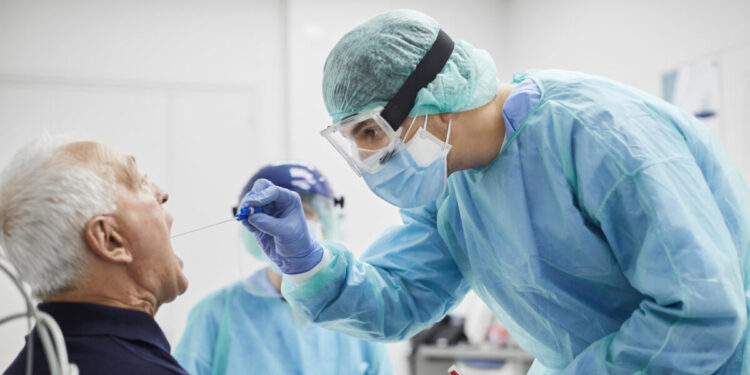 Γρίπη, COVID-19 και RSV «δοκιμάζουν» το ΕΣΥ: Η επάρκεια στα εμβόλια εν όψει της χειμερινής περιόδου