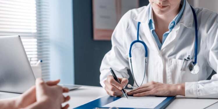 Γιατί έχουν αυξηθεί τα ιατρικά λάθη στα ελληνικά νοσοκομεία: Τα 6 πρόσφατα περιστατικά και οι συνθήκες εργασίας των υγειονομικών