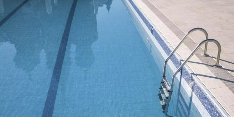 Ρόδος: Πάνω από 10 λεπτά ήταν αναποδογυρισμένο στην πισίνα το 3χρονο κοριτσάκι που χαροπαλεύει στη ΜΕΘ