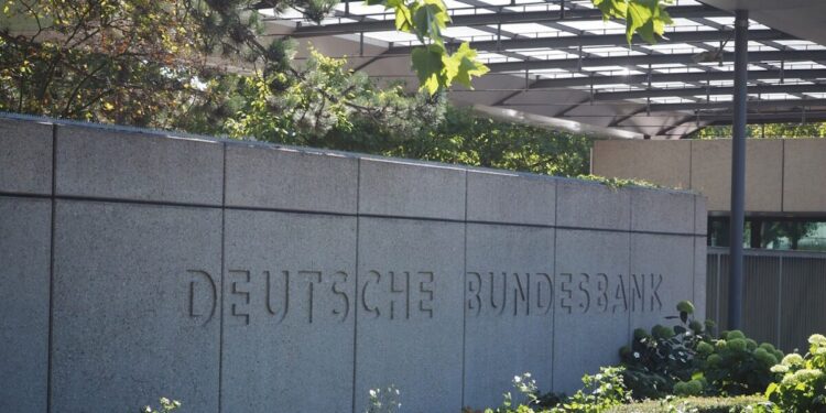 Νέα συνταγή Bundesbank: Κοινός και απλόχερος προϋπολογισμός για την άμυνα, «εθνικά» και δρακόντεια τα μέτρα εξόδου από την κρίση