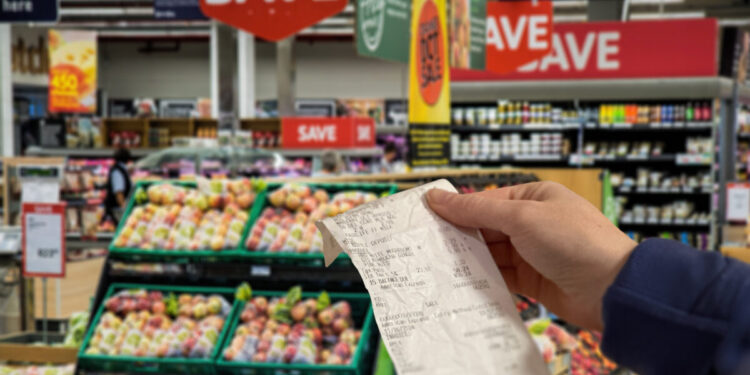 Έδωσαν τα χέρια Θεοδωρικάκος και σούπερ μάρκετ για την μείωση τιμών σε 1.000 προϊόντα