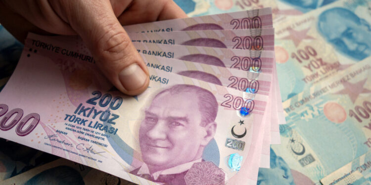 Η τουρκική λίρα υποχωρεί σε ιστορικά χαμηλό επίπεδο
