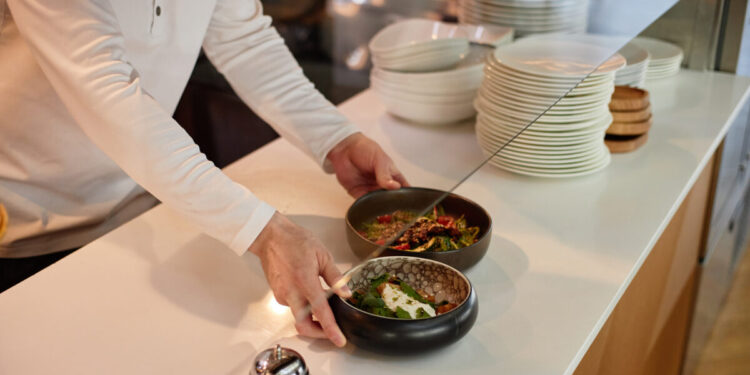 Χειροπέδες σε γνωστό τηλεοπτικό σεφ για χρέη στο Δημόσιο