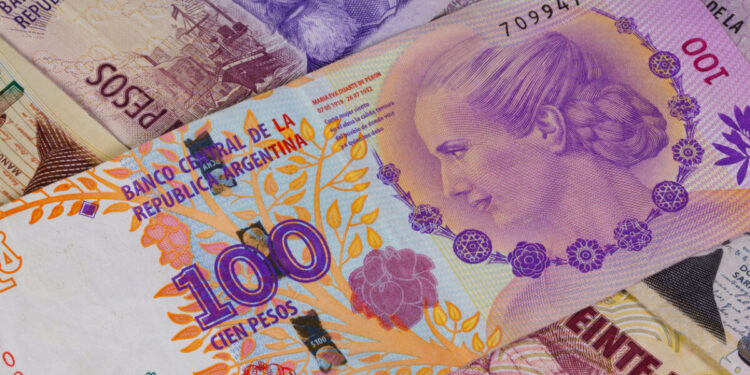 Αργεντινή: Στα σκαριά υποτίμηση του πέσο, μετά τις πωλήσεις δισ. δολαρίων