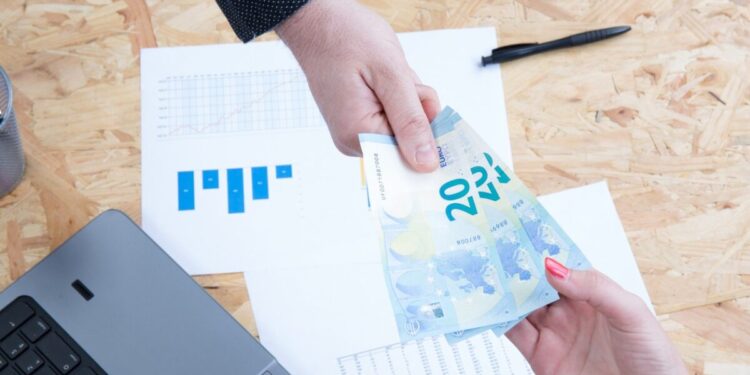 Στην ώρα του εξοφλήθηκε το 82% των φόρων στο οκτάμηνο – Πρώτες και με διαφορά οι επιχειρήσεις