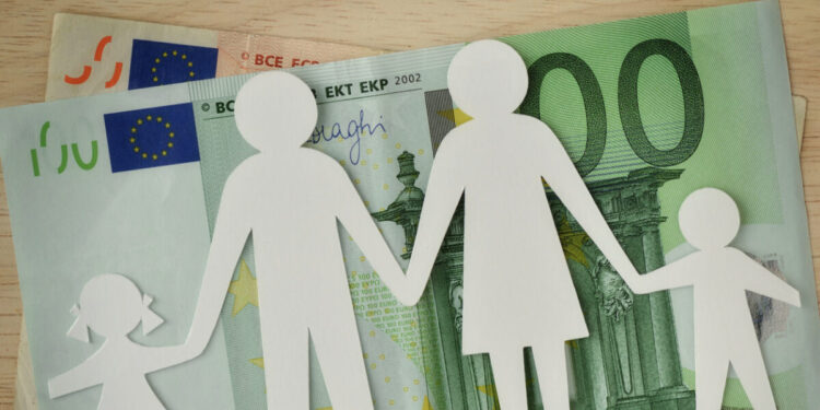 Νέο voucher έως 800 ευρώ για γονείς: Πότε ξεκινούν οι αιτήσεις και ποιοι είναι δικαιούχοι