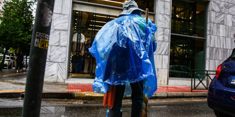 Καιρός σήμερα: Αυξημένες νεφώσεις με πιθανότητα για τοπικές βροχές – Δεν ξεπερνά τους 24 βαθμούς η θερμοκρασία