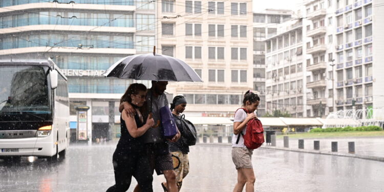 Καιρός: Σε κλοιό κακοκαιρίας η χώρα – Καταιγίδες, πτώση θερμοκρασίας και ισχυροί άνεμοι