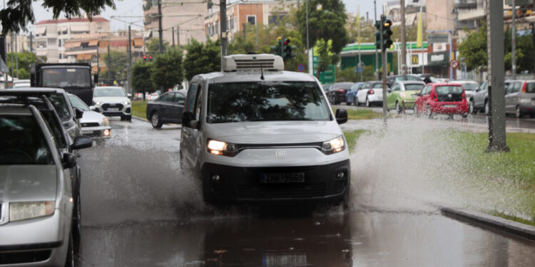 Καιρός σήμερα: Επιμένουν οι καταιγίδες και οι δυνατοί άνεμοι – Πέφτει η θερμοκρασία στους 25 βαθμούς Κελσίου