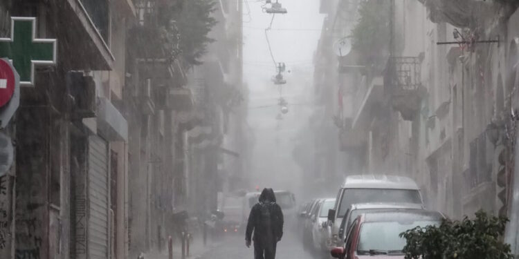 Καιρός: Ισχυρές καταιγίδες με νέα «βουτιά» της θερμοκρασίας και θυελλώδεις ανέμους την Τρίτη – Πού θα ανοίξουν οι ουρανοί