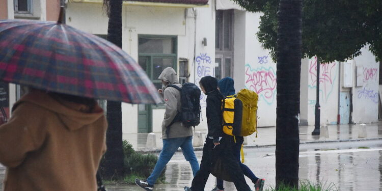 Καιρός σήμερα: Επιμένουν οι βροχές και οι καταιγίδες – Πλήττουν κυρίως Κυκλάδες και ανατολικό Αιγαίο αλλά και Αττική