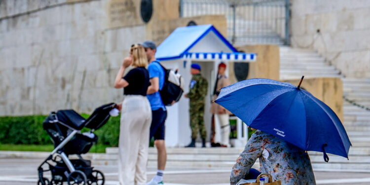 Καιρός σήμερα: Επιστρέφουν οι τοπικές βροχές και οι ενισχυμένοι άνεμοι – Μικρή πτώση της θερμοκρασίας στα ανατολικά