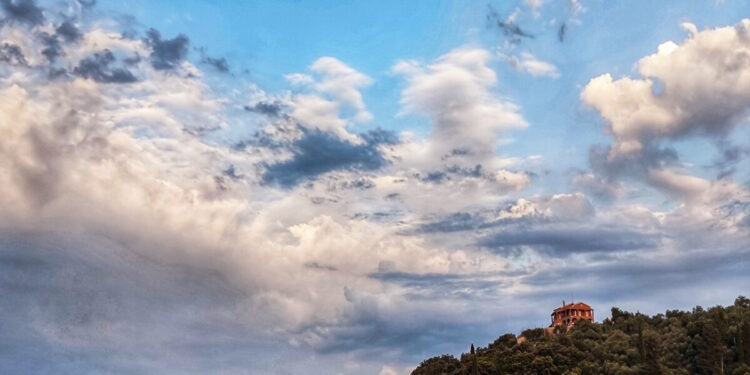 Καιρός σήμερα: Αγγίζει τους 26 βαθμούς η θερμοκρασία – Νεφώσεις και τοπικές βροχές σε κάποιες περιοχές της χώρας