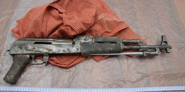 Μαραθώνας: Συνελήφθη 20χρονος για πυροβολισμούς με καλάσνικοφ έξω από σπίτι