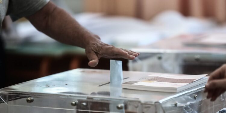 Δημοσκόπηση Opinion Poll: Στις 16,3 μονάδες η διαφορά ΝΔ και ΠΑΣΟΚ – Πόσοι θα ψήφιζαν ένα νέο κόμμα Τσίπρα