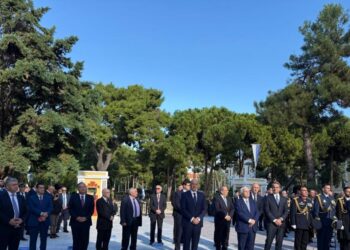 Παρέλαση 28 Οκτωβρίου: Απούσα πλην Νατσιού η αντιπολίτευση από το τρισάγιο και την κατάθεση στεφάνου στη Θεσσαλονίκη – Θερμή χειραψία Μητσοτάκη – Δένδια