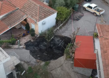 Ξηρόμερο: Το γεωλογικό φαινόμενο της καθίζησης του εδάφους στις Φυτείες από ψηλά (video)